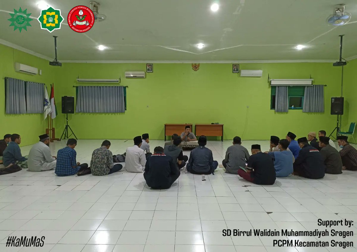 pcpm_sragen's tweet photo. Kegiatan KaMu MaS semalam bersama Ustadz Muhammad Nurul Mahdi, Lc. di aula @sdbirrulsragen

#ngaji #kajian #pengajian #pcpm #pcpmsragen #pemudamuhammadiyah #muhammadiyah #sragen https://t.co/Bk4sLL4De5
