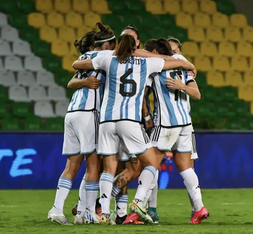 ¡BUENAS NOTICIAS PARA LA SELECCIÓN FEMENINA! 🙌🏽😍

La TV Pública finalmente transmitirá la semifinal del lunes a las 21 hs (arg) entre Argentina 🇦🇷 y Colombia 🇨🇴 por el tan deseado pase a la gran final de la Copa América 🏆

¡Gol que gritamos todas! Porque necesitan tu apoyo 💜