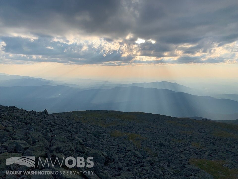 MWObs's tweet photo. An abundance of crepuscular rays blanketed the western horizon this evening prior to sunset. 

#crepuscularrays #atmosphericoptics #sunset #westview #stratocumulus #alpinezone #mountainweather #presidentialrange #whitemountains #nhwx #mwobs https://t.co/9EHhY9VDsS