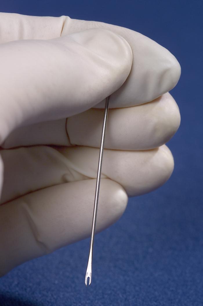 เห็นข่าว สธ จะเอาวัคซีนฝีดาษในคลังกลับมาใช้ (น่าจะเป็น Dryvax) ใช้เข็มแฉกจุ่มวัคซีนแล้วปักบนผิว รอให้เกิดฝี เป็นวิธีใช้ในการควบคุมการระบาด monkeypox ได้ โดยให้ในกลุ่มคนสัมผัสใกล้ชิดและปูพรมในพื้นที่ที่พบการระบาด เรียกวิธีนี้ว่า ring vaccination ควรให้ในคนที่อายุน้อยกว่า 42 ปี