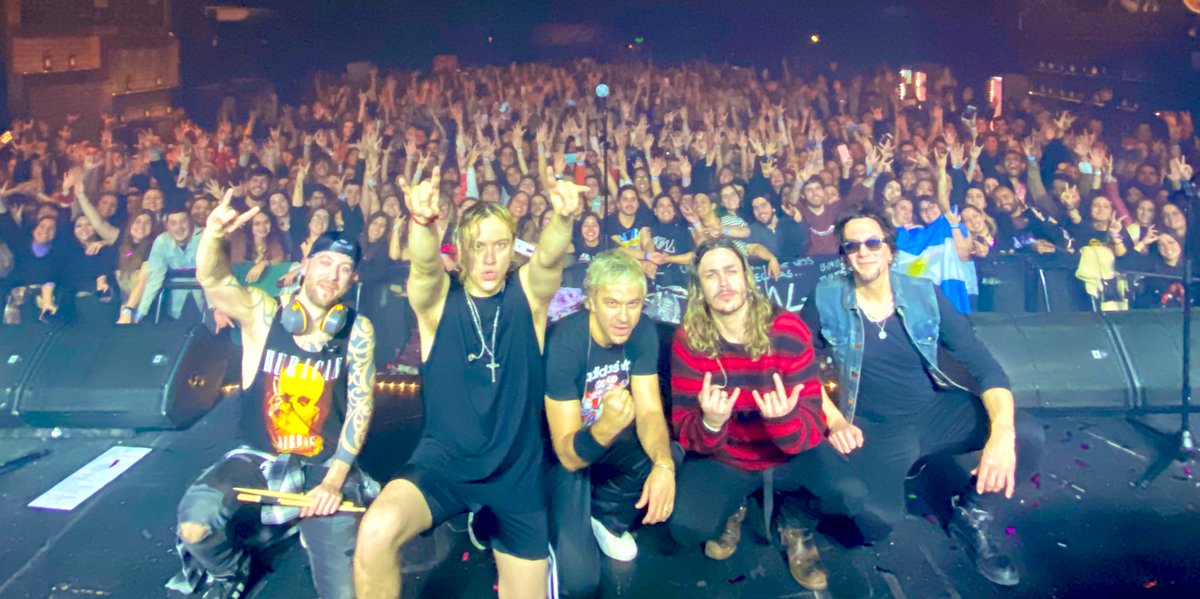 AIRBAGoficial's tweet photo. Gracias uruguay!!! Osea… no quería q termine!!! Que fiesta 🥵🥵🥵🥵🥵 https://t.co/hmlNJ9RFyi