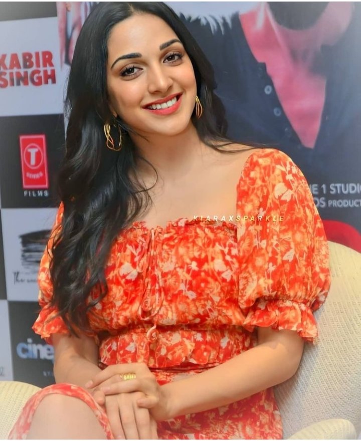 Kiara_Fan_Club's tweet photo. The Smile Is On Her Face Is Our Happiness 🤗 @advani_kiara #KiaraAdvani Love You Mam 😘😘 https://t.co/Gk5UB5CIFd