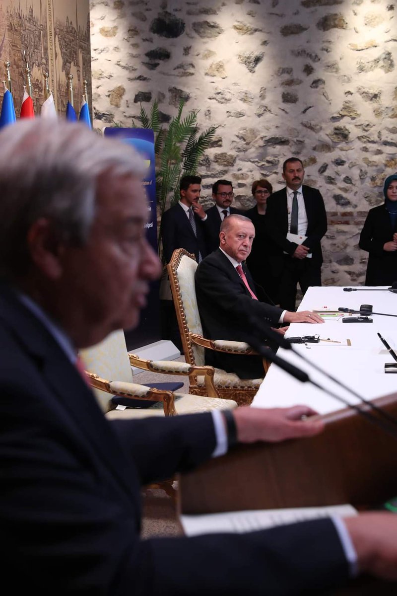 Dünyada kilit meselelerin çözümüne dair tavır ortaya koyabilen bir ülke varsa, o da Türkiye’dir. 
Zira insanlığın hayrına olan konularda elimizi taşın altına koymaktan imtina etmeyiz biz.

“Tahıl sevkiyat anlaşması” bütün insanlığa hayırlı olsun.

Teşekkürler Recep Tayyip Erdoğan