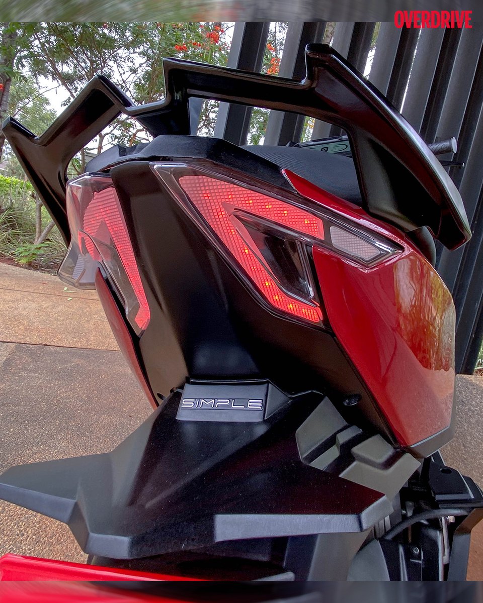 odmag's tweet photo. Here are the Specs of the Simple Energy : One 👇
🔌 Total 🔋 Capacity: 4.8 kWh
🔌 8.5kW peak power &amp; 72 Nm Max. Torque
🔌 0-40 Kmph in 2.77sec
🔌 Top Speed: 105 Kmph
🔌 IP67 Dust and Water Resistance Rating
@simpleenergy_ev
#simpleenergyone #simpleone #ev #evscooter #newlaunch https://t.co/KPJTKB2DrK
