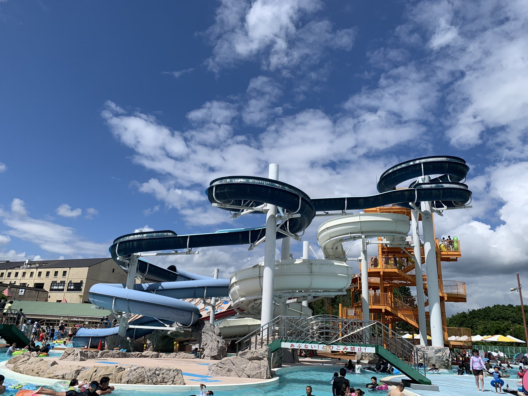 ラララ プードル プール 流れるプール 総社市 岡山県 総社市にあるサントピア岡山総社に来てます 流れるプール 気持ちいいー 昨日の雨のせいか 水温は低め 入った瞬間は 冷たい 慣れれば ちょうど良い感じ T Co Nsfzod3jxs