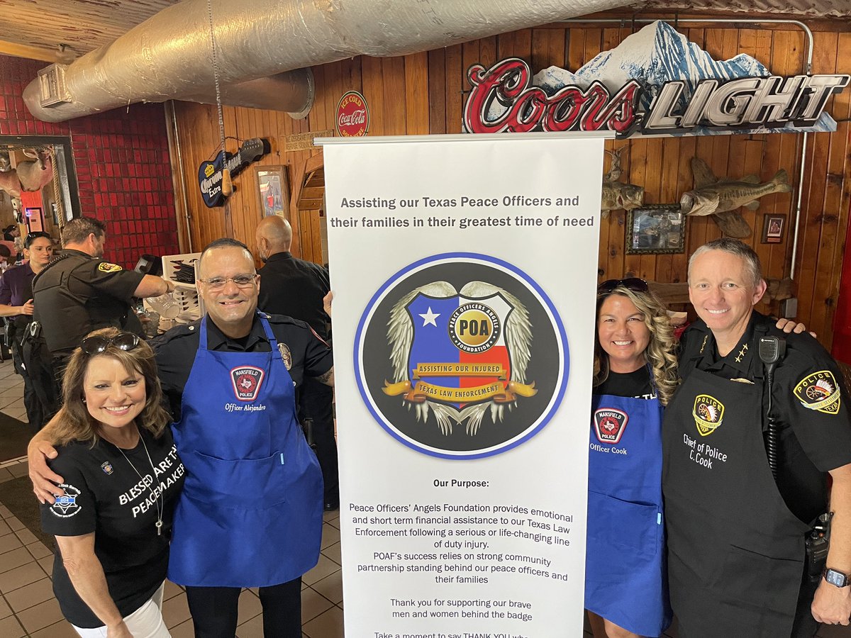 cooktx's tweet photo. Thank you to everyone who came out and supported the Peace Officers Angels Foundation lunch fundraiser! @poaforg Special shout out to @MansfieldPDTX @ArlingtonPD @RiverOaksPolice Constable Scott Bedford and the DEA for participating and helping! https://t.co/oF18NS2kB1