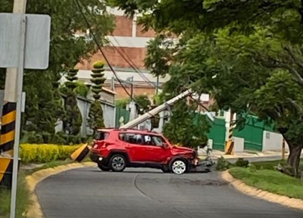 Por accidente cerrada circulación frente al Greengates school #Naucalpan