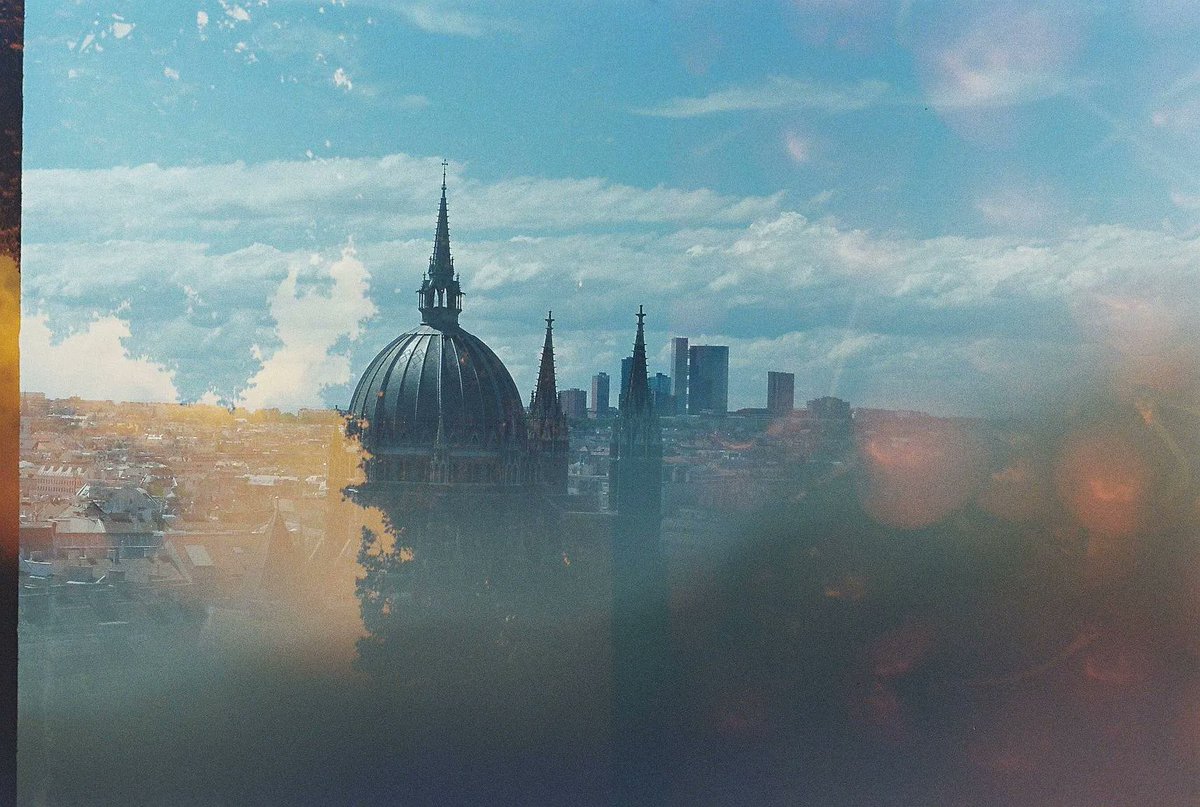 lomography's tweet photo. Here is an easy tipster on how to #redscale your negative and expose both sides of your #film. From #doubleexposures, to #splitframe, or #monochromatic orange pictures, the possibilities are many. Expand your photographic creations.
https://t.co/NJeXIrHZgj https://t.co/2FW2okDnCr