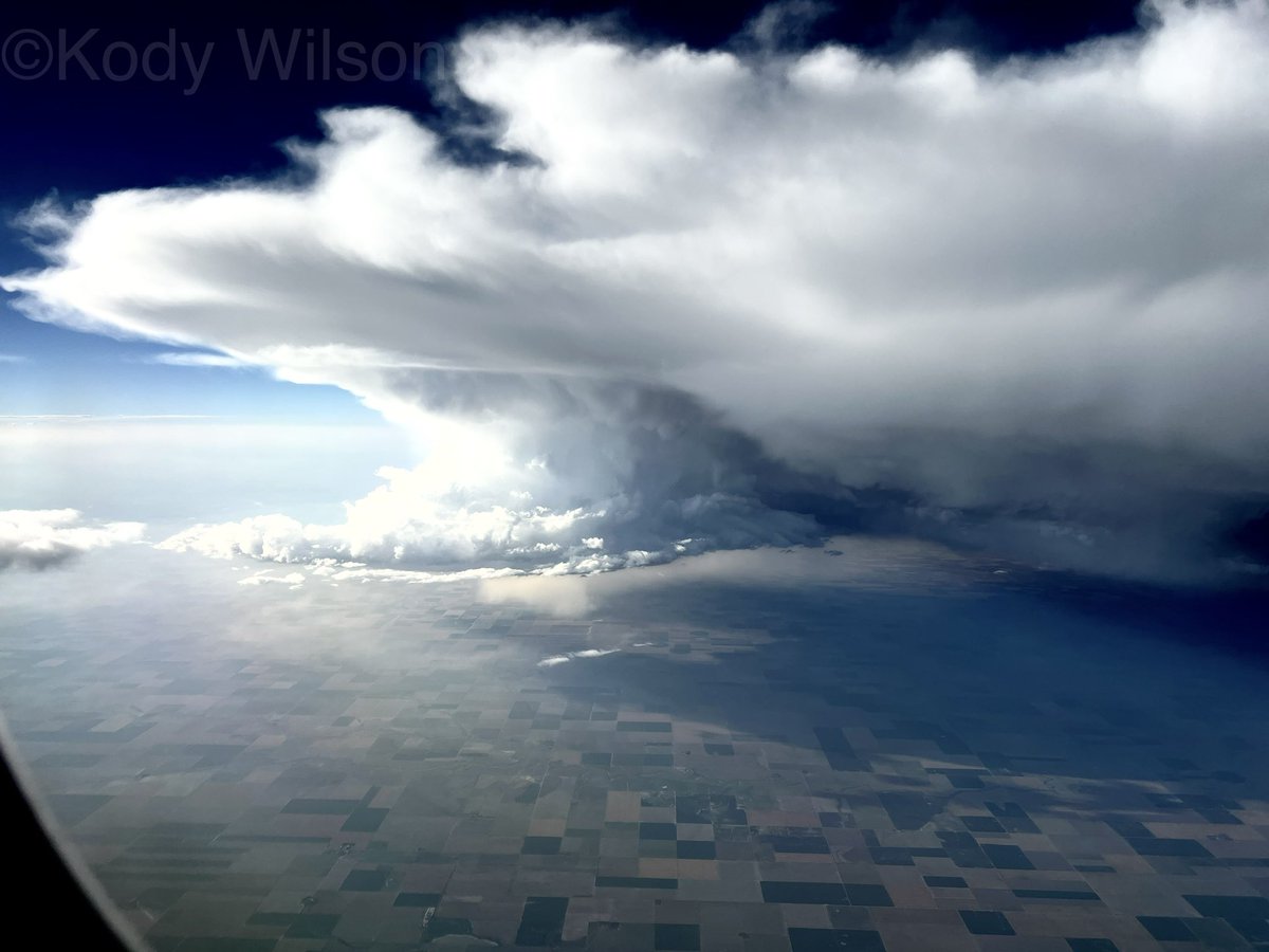 Scored an absolute JACKPOT on my flight to Denver this evening. Tornadic supercell over SW Kansas at 34,000 feet. #KSwx #Tornado #SevereWeather #Weather #ViralPic #ViralTwitter #StormChaser