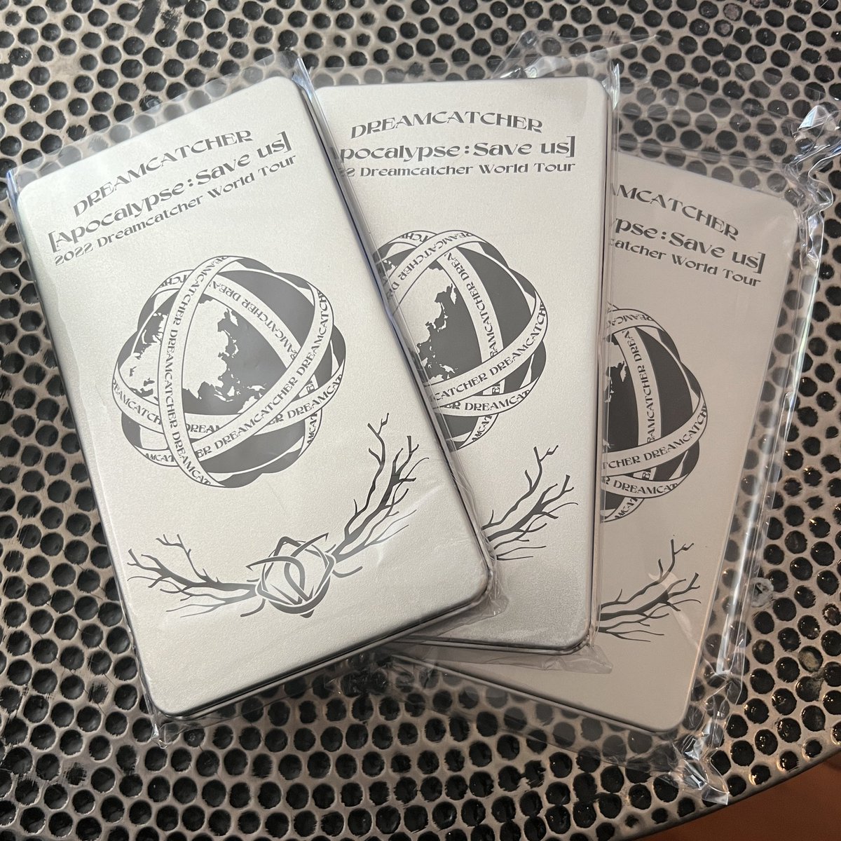 courtneykillx's tweet image. DREAMCATCHER HI WAVE SET GIVEAWAY:

I’m giving away three unopened Hi Wave sets from the 2022 Dreamcatcher World Tour.

To Enter:
- like + rt
- follow me
- reply with why you want the set

ANYONE CAN JOIN! ❤️❤️❤️ 
Giveaway closes July 29th!