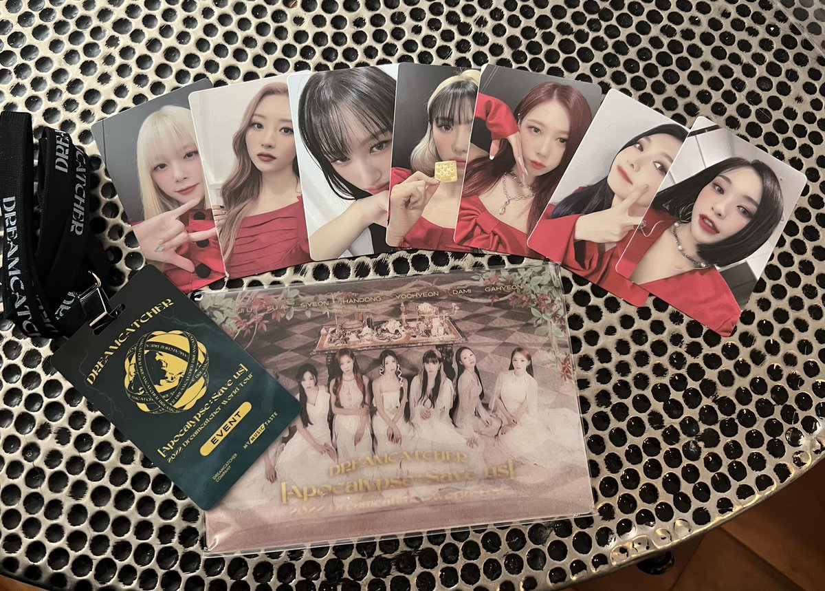 courtneykillx's tweet image. DREAMCATCHER HI WAVE SET GIVEAWAY:

I’m giving away three unopened Hi Wave sets from the 2022 Dreamcatcher World Tour.

To Enter:
- like + rt
- follow me
- reply with why you want the set

ANYONE CAN JOIN! ❤️❤️❤️ 
Giveaway closes July 29th!