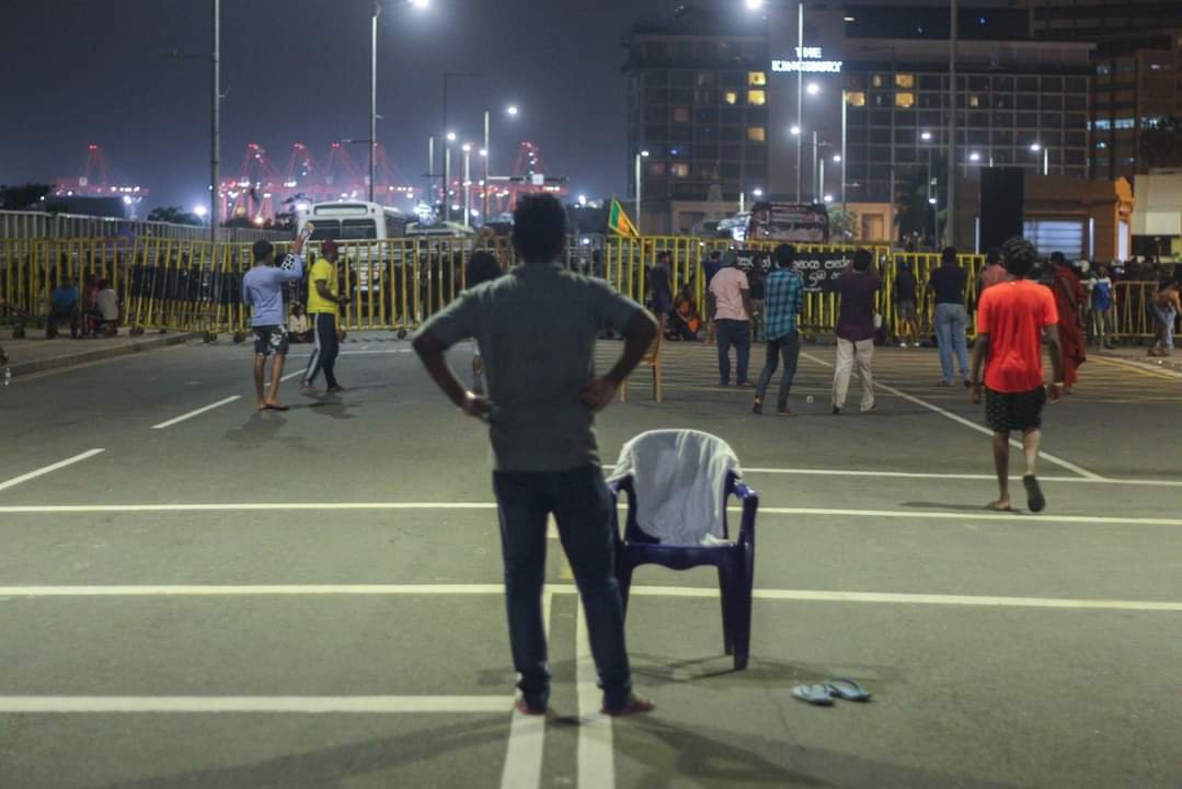 priyatharshan1's tweet photo. Still continue the #ProtestLK in #GotaGoGama
#SriLanka #SriLankaProtests #SriLankaCrisis #GGGAttack #GGG #lka #Aragalaya #NotMyPresident
📸 Social Media https://t.co/rBvPcQpnPY