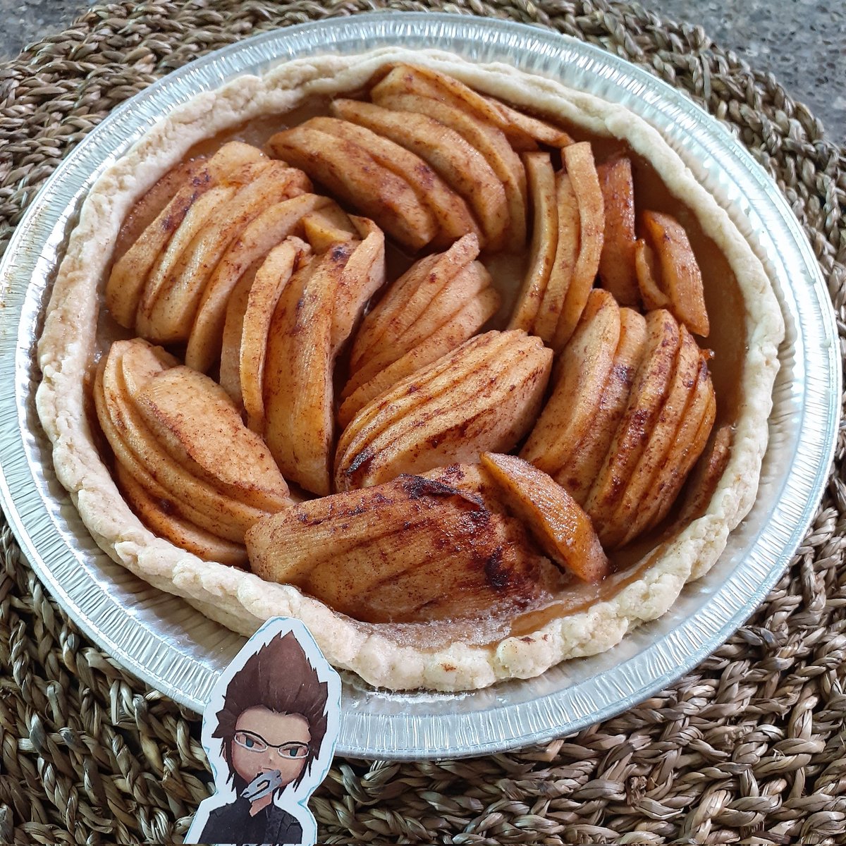 FinalKingdomXV's tweet photo. Quick French apple cinnamon tart. It's quick because I used a pre-made tart. #nofilter #BakingAssistantPocketIgnis #appletart https://t.co/2UvURQOw96