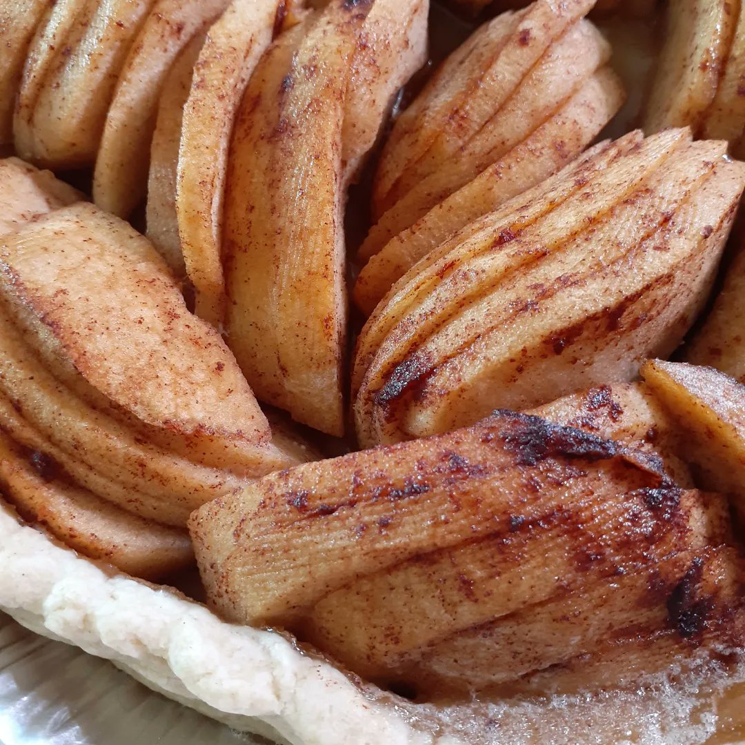 FinalKingdomXV's tweet photo. Quick French apple cinnamon tart. It's quick because I used a pre-made tart. #nofilter #BakingAssistantPocketIgnis #appletart https://t.co/2UvURQOw96
