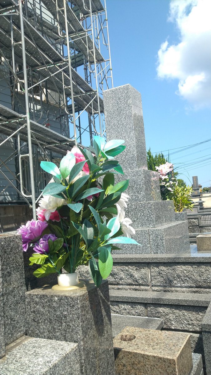 【長崎　墓】造花をさしているところが多く造花の値段も80円と安いお墓の文字は金箔が使われている。お盆ではお墓で、花火を行う🎆 
