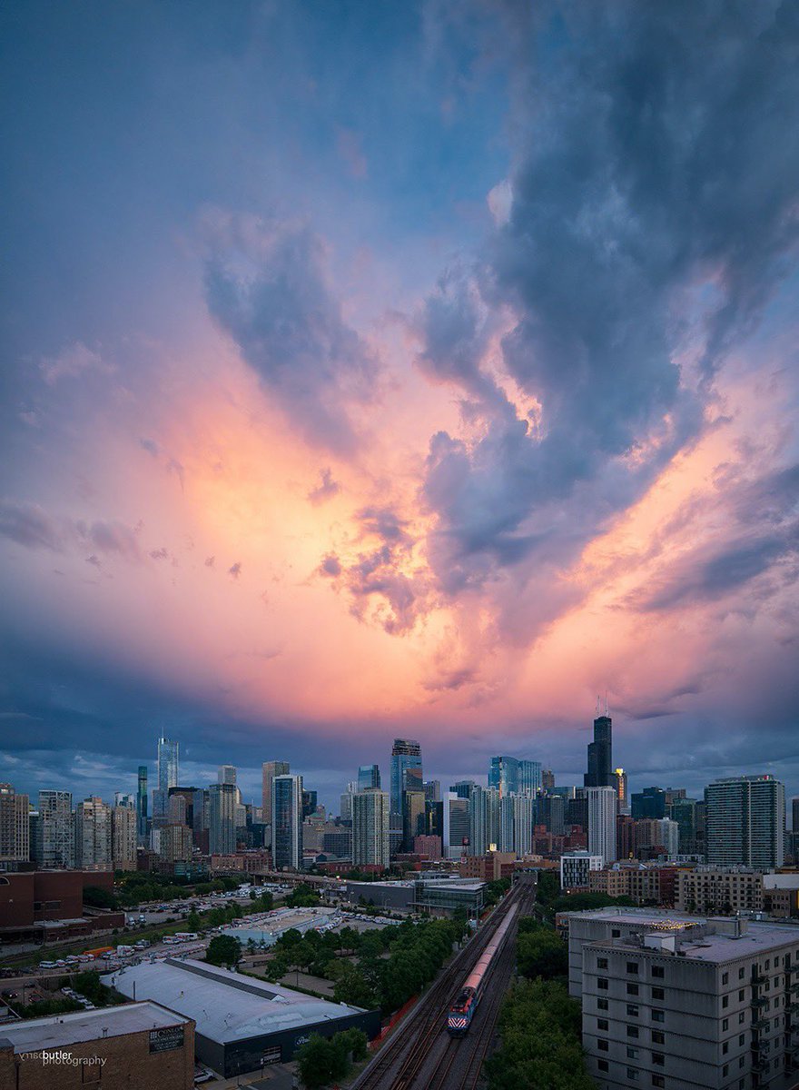Cool Chicago Cloud Cover.   Day's end on Friday as storms will be entering the city overnight. #weather #news #ilwx #chicago