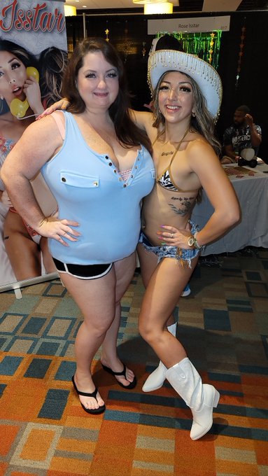 Met this gorgeous girl @EXXXOTICA Miami! She gives such an amazing performance on stage and she is an<a href="/tag/pornstarslumberparty"class="tags"><span>#pornstarslumberparty</span></a>