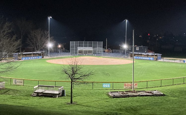 jhawksoftball's tweet photo. 🥎 LIGHTS ON FOR LARRY 🥎
Our field lights will remain on through out the night to morn the loss today of our Hall of Fame coach, Larry Niemeyer. Larry Niemeyer Field will glow tonight signifying and honoring his vision &amp; the “house” he built at Jefferson! #IGHSAU https://t.co/xK4lu4noU1