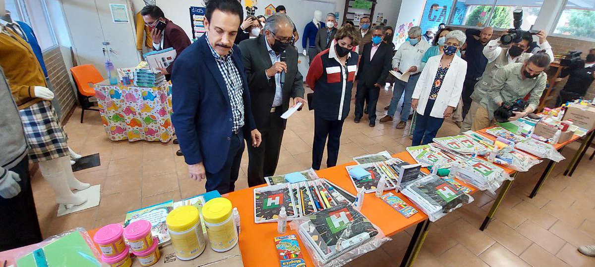 SEPHidalgo's tweet photo. El secretario @atilanorp acompañó al gobernador @omarfayad y a la titular de la @SEP_mx @delfinagomeza, en un recorrido por las instalaciones del #CAM No. 4, así como en la entrega simbólica de recursos de “La Escuela es Nuestra" al #CAM3 y #CAM4 de Pachuca. https://t.co/qvFTFBzJo7