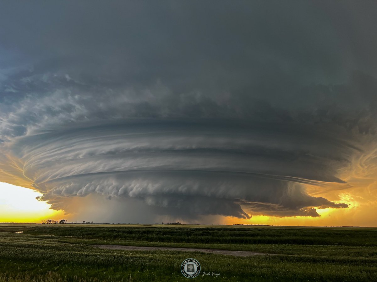 Spectaculaire supercellule dans le Dakota du Nord #USA ces dernières heures ! #orage 