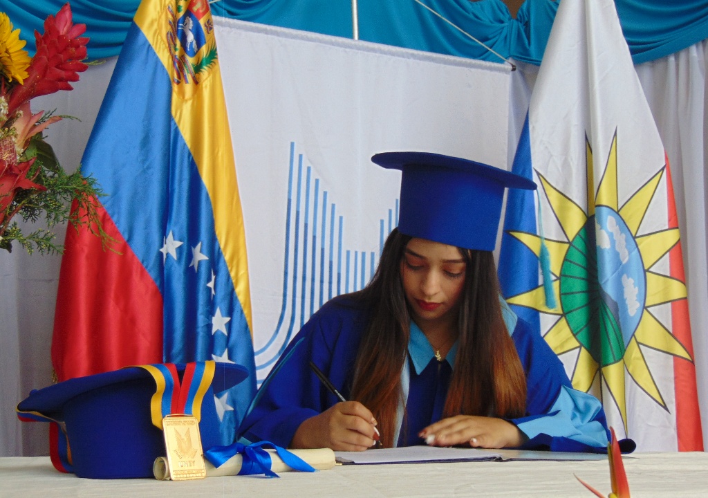 La <a href="/uney_oficial/">UNEY</a> cierra actividades de grado 2022-II confiriendo 25 títulos universitarios a licenciados y 26 a TSU, así como nueve menciones honoríficas magna cum laude y cum laude. #22DeJulio <a href="/NicolasMaduro/">Nicolás Maduro</a> @TibisayLucena8 <a href="/MedozaWullian/">Wullian Mendoza</a> <a href="/marioyovera/">Mario Yovera</a> <a href="/arbolve/">ArbolVe</a> <a href="/ceguyaracuy/">CEGUYARACUY</a>