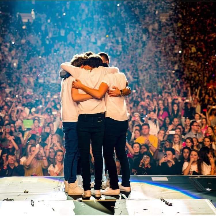 GoldenGDHL's tweet photo. "Si algo te parece triste cuando se acaba,es porque era maravilloso mientras pasaba" 

This is us- One Direction

#12yearsofonedirection https://t.co/phBC54uCEJ