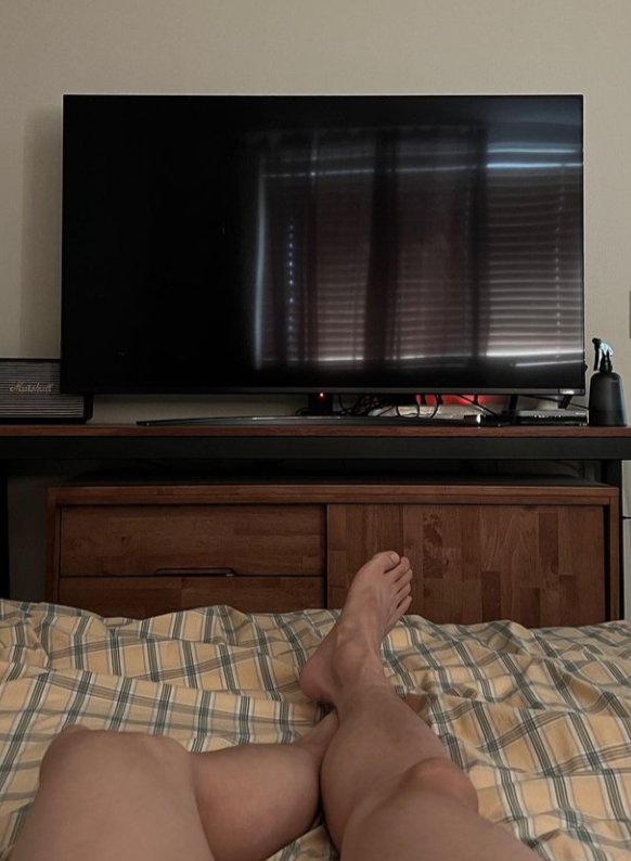 he's just posting feet pics every other day... he knows his audience!!
#seungju #feet #malefeet #kpopfeet #asianfeet #koreanfeet