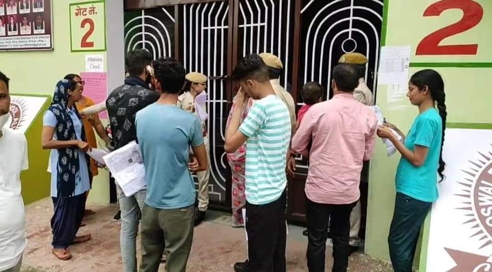 🅽🅰🆁🅴🆂🅷 (@itsnaresh007) on Twitter photo अलवर परीक्षा केंद्र पर देर से पहुंचे परीक्षार्थी गेट बंद होने से रीट परीक्षा में नहीं बैठ पाए। गेट पर मौजूद पुलिसकर्मियों से परीक्षा केंद्र में प्रवेश की लगाते रहे गुहार। कई अभ्यर्थियों की आँखों से छलके आंसू।
<a href="/ashokgehlot51/">Ashok Gehlot</a> <a href="/hanumanbeniwal/">HANUMAN BENIWAL</a> <a href="/nirmlchoudhary/">Nirmal Choudhary</a> अलवर परीक्षा केंद्र पर देर से पहुंचे परीक्षार्थी गेट बंद होने से रीट परीक्षा में नहीं बैठ पाए। गेट पर मौजूद पुलिसकर्मियों से परीक्षा केंद्र में प्रवेश की लगाते रहे गुहार। कई अभ्यर्थियों की आँखों से छलके आंसू।
<a href="/ashokgehlot51/">Ashok Gehlot</a> <a href="/hanumanbeniwal/">HANUMAN BENIWAL</a> <a href="/nirmlchoudhary/">Nirmal Choudhary</a>