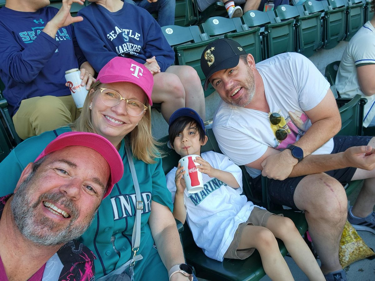 BombasticAmy's tweet photo. Beautiful night for a Mariners game! #TeamMagenta https://t.co/R9VHaCMwN1