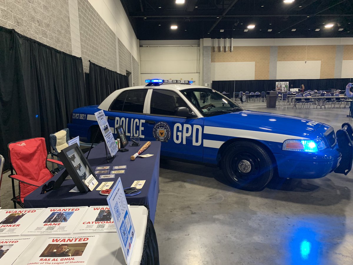Thebatsytwins's tweet photo. Looking forward to an amazing show!! @SPFDComicCon @MM_Center #SpringfieldComicCon #MassMutualCenter #GothamCityPolice #TheBatsyTwins #FridayVibes #FridayNight https://t.co/DyaVqt0ZsJ
