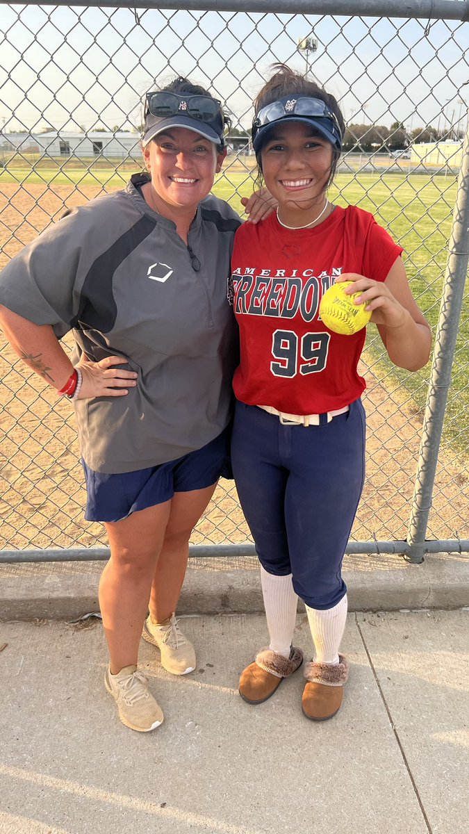 16uAFPRWB's tweet photo. @Sophia_Sanchez_  &amp; @DestineyMadewe1  going YARD today with 💣’s!! Let’s GOOOO!! 🥎🥎❤️❤️ #afstrong https://t.co/WVOtyeKQFQ
