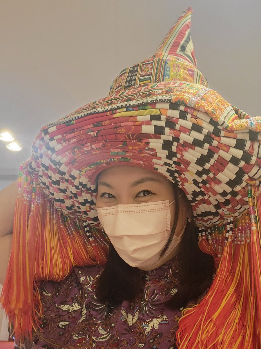 NixieLAM's tweet photo. Helping to promote Guanxi last night. Look at this traditional HAT! From #Hezhou #jiantouju #賀州 #尖頭族 #strongneck https://t.co/ASrfP5yZnY