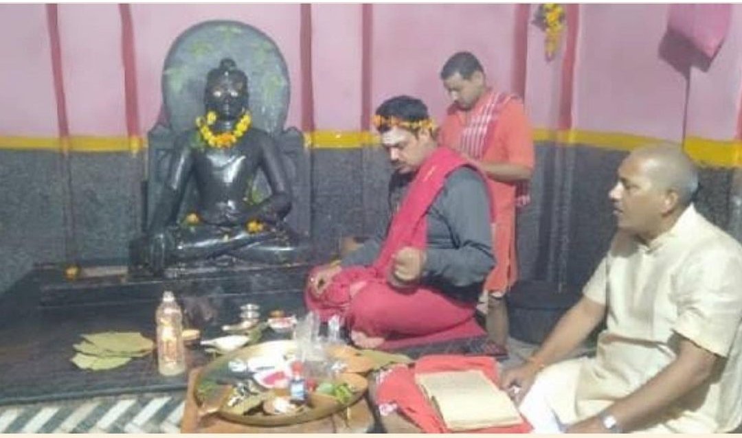 भाई लोग जरा बताना ये किसकी मूर्ति है? और यहां क्या चल रहा है?