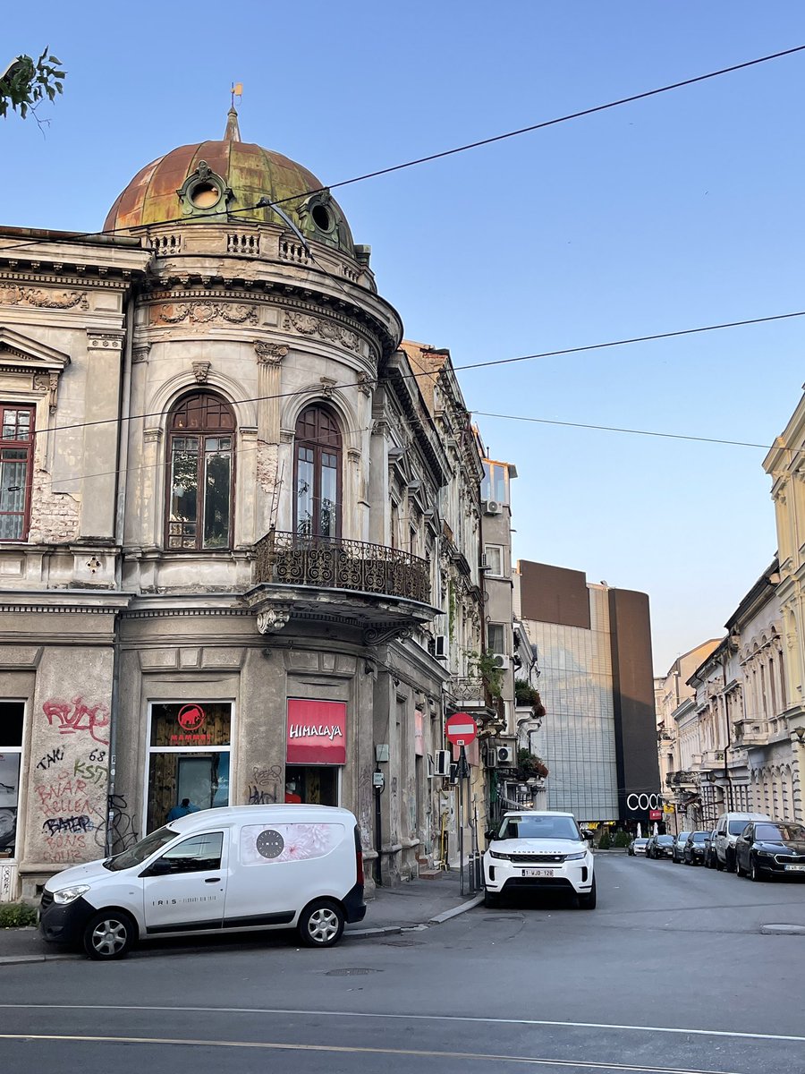esjamesleon's tweet photo. Bucharest es una ciudad interesante. No tenía ningún concepto de ella hasta que llegué. Ahora la siento gótica y tenebrosa. No me siento amenazado en el sentido criminal, pero me causa un miedo extraño andar sus calles. 🫡 https://t.co/BRKc86L8lb