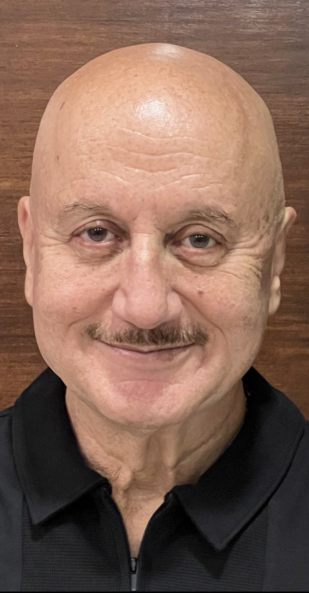 AnupamPKher's tweet photo. ग़मों की धूप में भी मुस्कुरा के चलना पड़ता है, 
ये दुनियाँ है, यहाँ चेहरा सज़ा के चलना पड़ता है…. :) #Life #Optimism https://t.co/6b9WgOV8mB