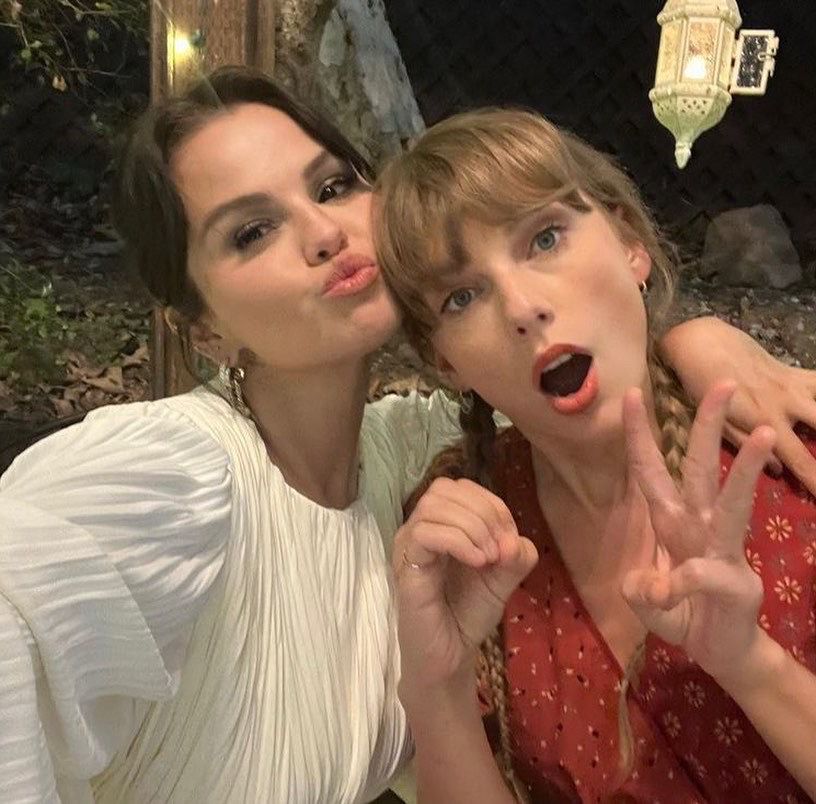 selenagomezbr's tweet photo. Saylor selfies over the years... 🥺 https://t.co/GmH9o4idv9