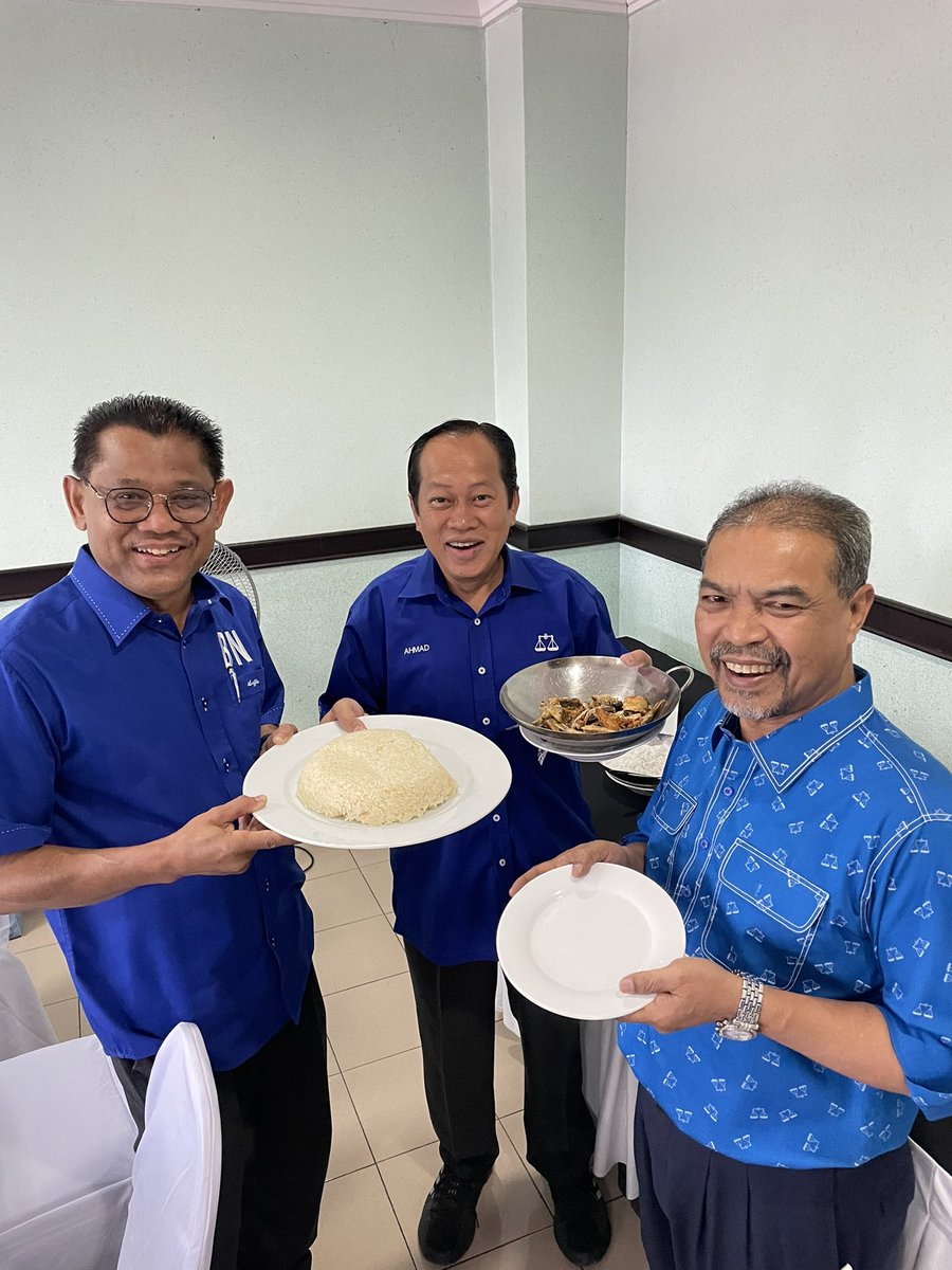 ahmadmaslan's tweet photo. #PekNga Kari / Gulai Ikan Kembong

#Pulut Ikan Kering &amp; Kelapa

#Sarapan di #AlorStar #Kedah bersama DS Jamil Khir &amp; D Arifin Man

⭐️💥👌👍✅ https://t.co/othXN11zCe