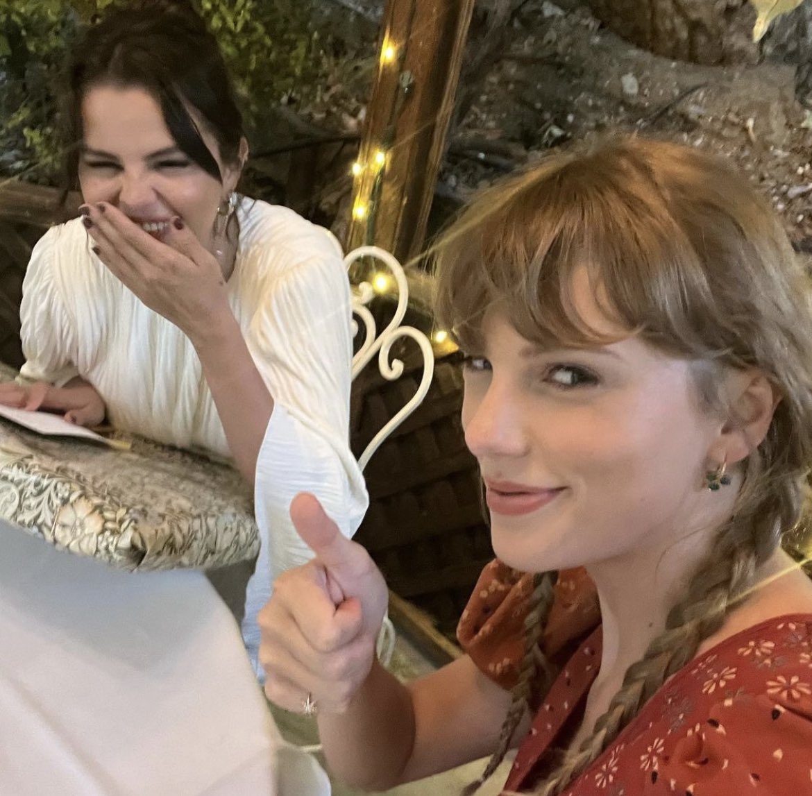 TSwiftNZ's tweet image. 📸 | #NEW Taylor Swift celebrating @selenagomez’s 30th birthday with her via Selena’s Instagram! 🎁💞

“30, nerdy and worthy”