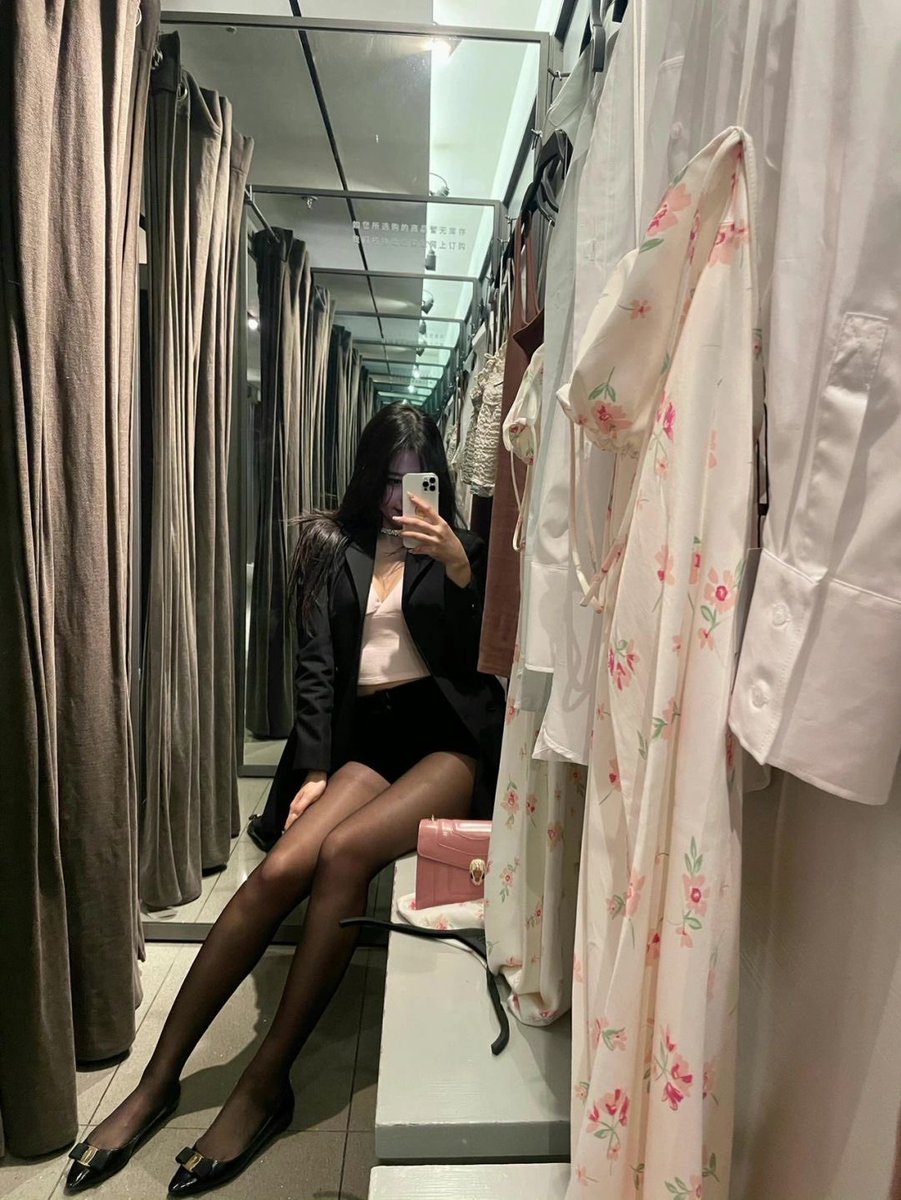 更衣室来一组～维密圈有其他图集……详情看我主页简介。 https://t.co/Eko7Hz8BMU