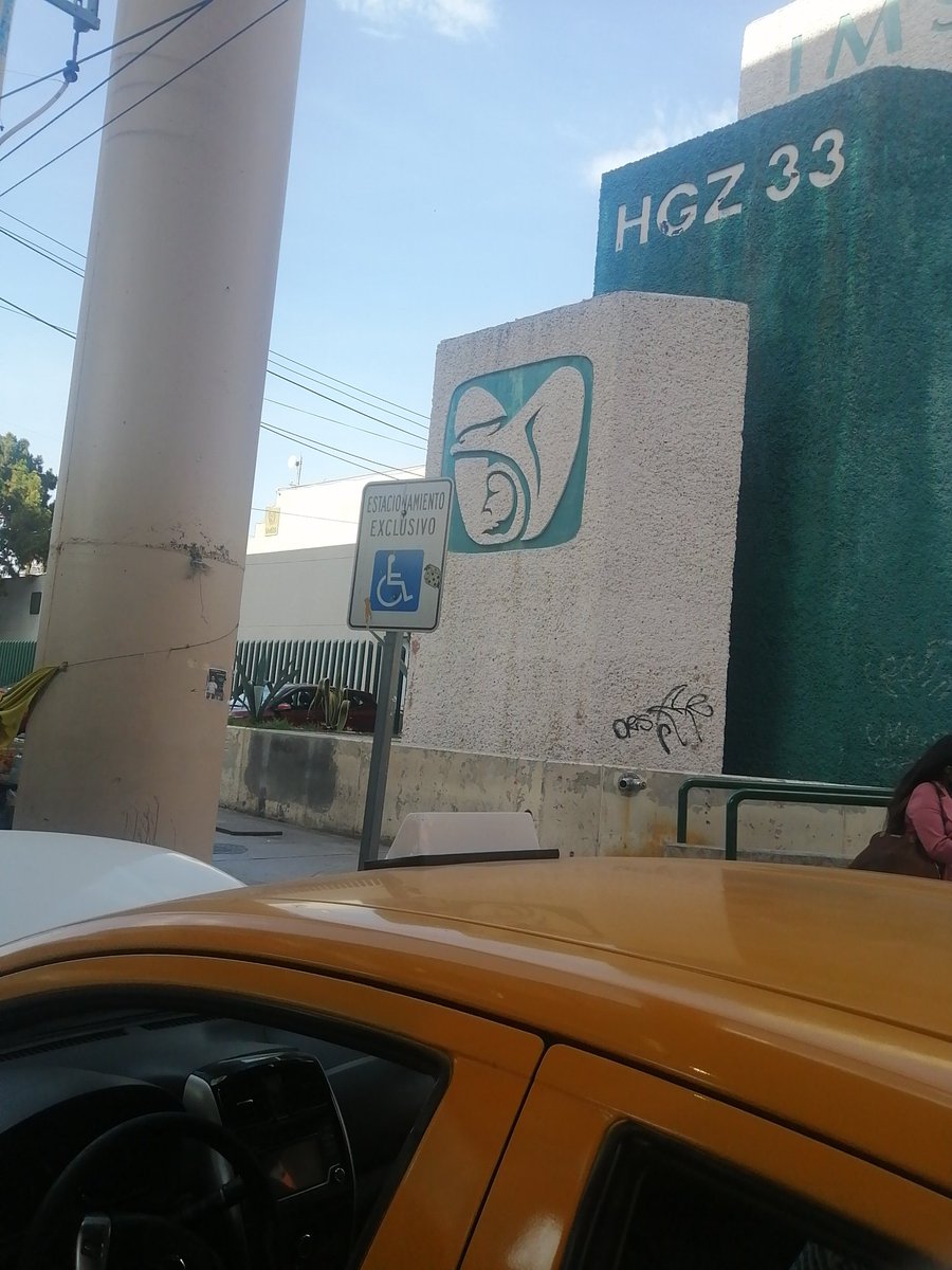 VicorioHdz's tweet photo. Hoy no fue mi tarde, tocó llevar a papá al Hospital 33, él usa silla de ruedas, por tanto, me estacioné en el lugar apropiado.
Al salir, #TransitoMty y #GaragesyTalleres ya se habían llevado mi auto. 
Alguien que haya vivido esa experiencia me puede indicar los trámites a seguir? https://t.co/iaaxUQQXB2