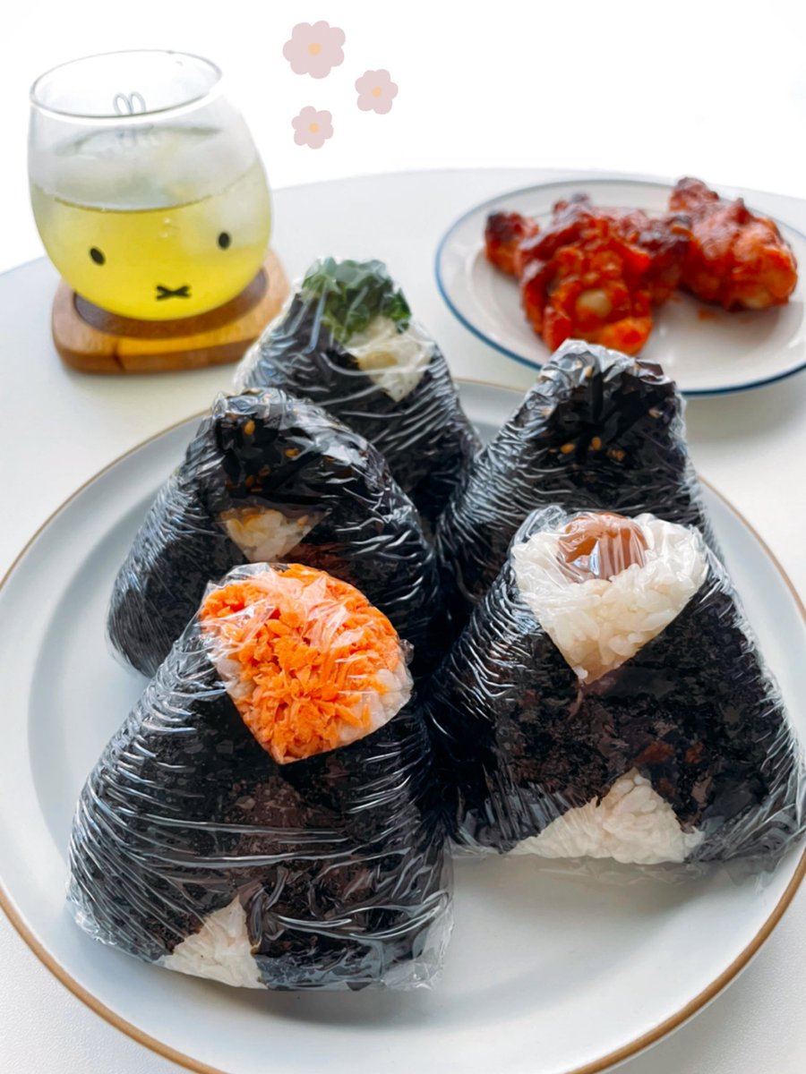 mimi36025982's tweet photo. おにぎりにぎった🍙✨
鮭フレーク
小梅
ごま昆布
チーチクにかいわれ←チャレンジ笑
久しぶりにヤンニョムチキンも作ったぞ🍗
ずっと鍋でご飯炊きしてたけどもういいや..電気圧力鍋使ったワ👊😇エイヤー💥💥
おにぎりって海苔のいい香りがして幸せな気分になる🍙 
#おにぎり食べたい 🍙 https://t.co/8muuhxKUjF