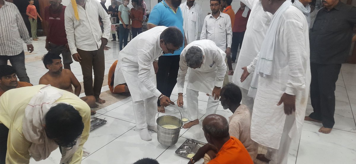 BBBatra's tweet photo. प्राचीन शिव मंदिर क्लानोर में आयोजित कावड़ सेवा सप्ताह कार्यक्रम में कल बतौर मुख्यातिथि शिरकत कर पूजा अर्चना की व प्रसाद वितरण का सौभाग्य प्राप्त किया !!
मान-सम्मान देने के लिए मंदिर समिति के सभी सम्मानित पदाधिकारी व सदस्यों का हार्दिक आभार !! https://t.co/NbfRBEpEqc