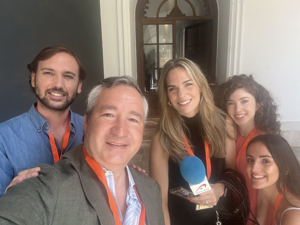 Cerramos la mañana en la toma de posesión en San Telmo con compañeros de <a href="/OndaCero_es/">Onda Cero</a> y <a href="/informativost5/">Informativos Telecinco</a> <a href="/malbendea/">María Albendea</a>