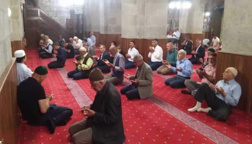 bitlisulucami's tweet photo. Geleneksel olarak devam eden haftalık hatim duası programını, bugün öğle namazından sonra tarihi #bitlisulucami'de cemaatimizin katılımıyla gerçekleştirdik.
@BitlisValiligi @IsliyenDr @dinckadir43
@bitlismuftulugu
@EceMuhammet @Hasan3076882795
@OlcayNazmi https://t.co/7V97pbnV2x