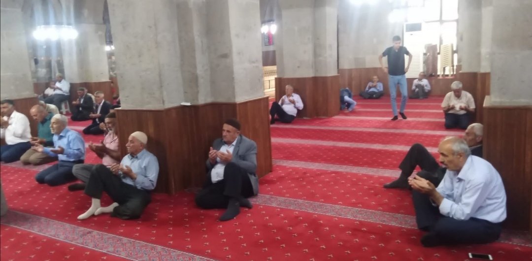 bitlisulucami's tweet photo. Geleneksel olarak devam eden haftalık hatim duası programını, bugün öğle namazından sonra tarihi #bitlisulucami'de cemaatimizin katılımıyla gerçekleştirdik.
@BitlisValiligi @IsliyenDr @dinckadir43
@bitlismuftulugu
@EceMuhammet @Hasan3076882795
@OlcayNazmi https://t.co/7V97pbnV2x