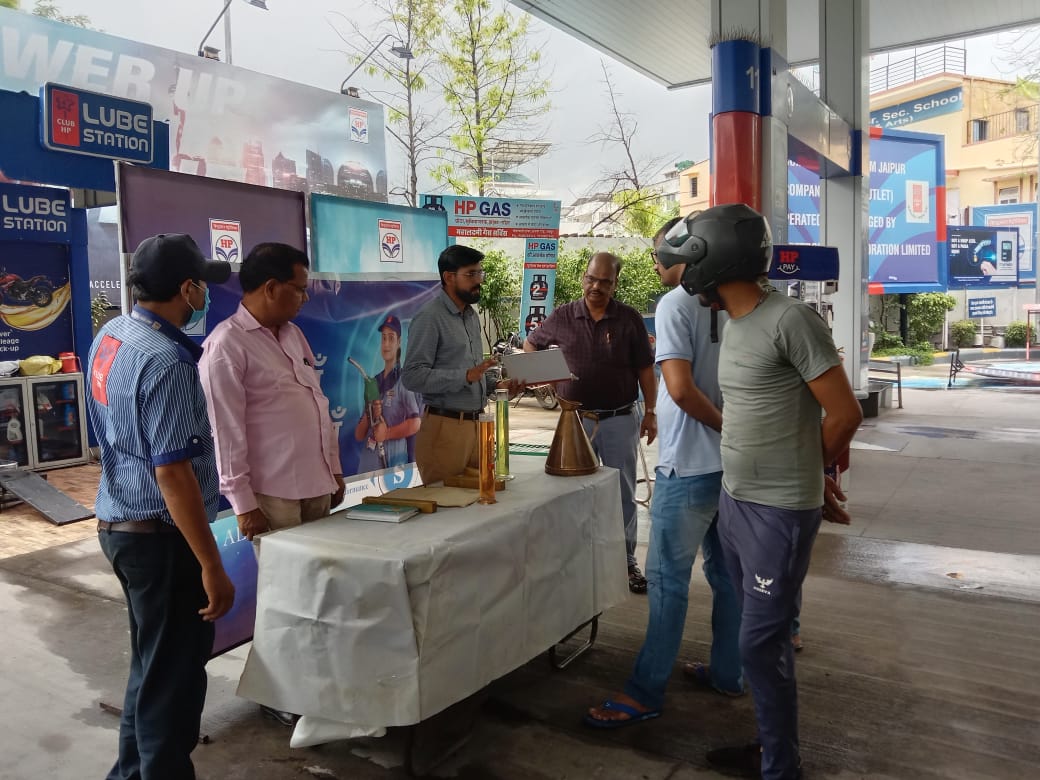 HPCL_JaipurRO's tweet photo. Q&amp;Q Campaign to Educate Customers about Filter Paper test, Density Test and 5 Liter Measure Test at COMCO  Millenium Jaipur @Rg03Goel @HPCL @hpcl_retail https://t.co/lxpvCzlmIv