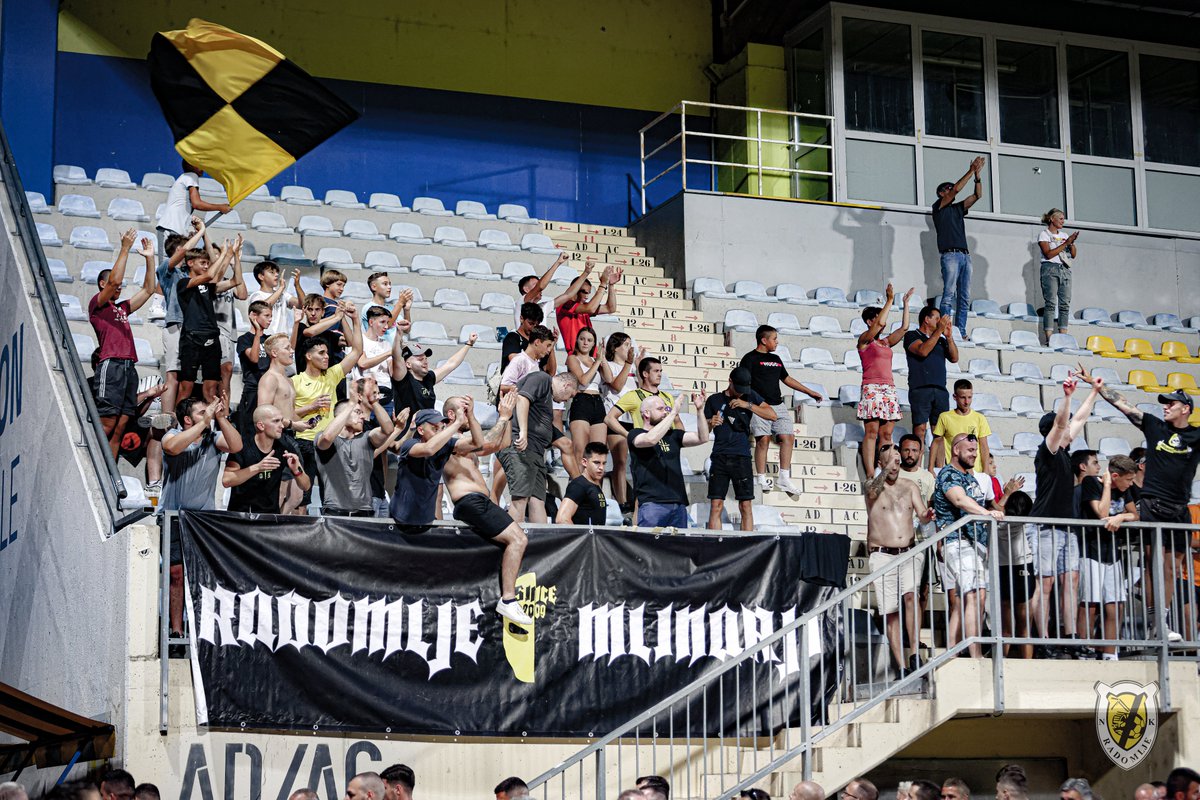 NKRadomlje's tweet photo. Včeraj so rumeno-črni do pomembne točke prišli v devetdeseti minuti rednega dela in tako nadaljuejo s serijo brez poraza v @prvaligasi, ki traja še iz prejšnje sezone 💪

💛🖤

#hocemozmoremosmo https://t.co/HI8kJbqQt5