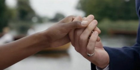 kanthonyily's tweet photo. hand shots which send everyone into a meltdown especially me #bridgerton https://t.co/w2iiaxmPTE