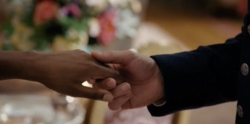 kanthonyily's tweet photo. hand shots which send everyone into a meltdown especially me #bridgerton https://t.co/w2iiaxmPTE