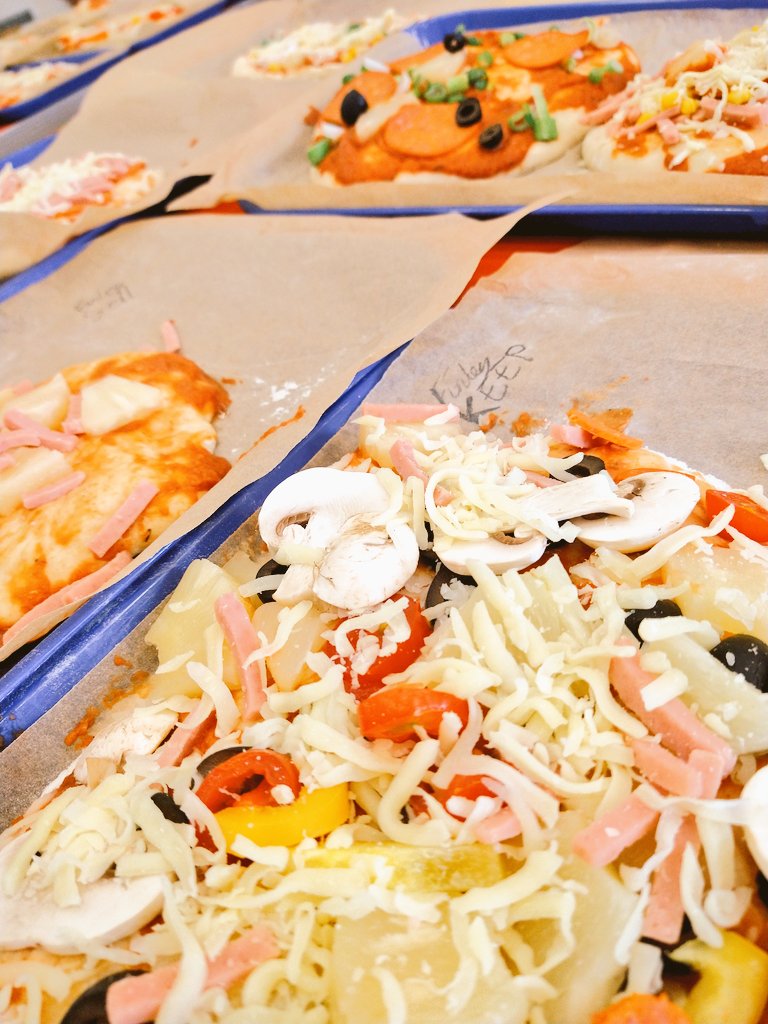 Fully loaded with tasty toppings!! 🌟 Year 6 leavers #pizza making to sell at their #Summer Fayre <a href="/brixhamcofe/">BrixhamCofEPrimary</a> #Perfectending #celebration #memories <a href="/AcademyforCandE/">ACE</a> <a href="/SAfoodforlife/">Food for Life</a> #Friday